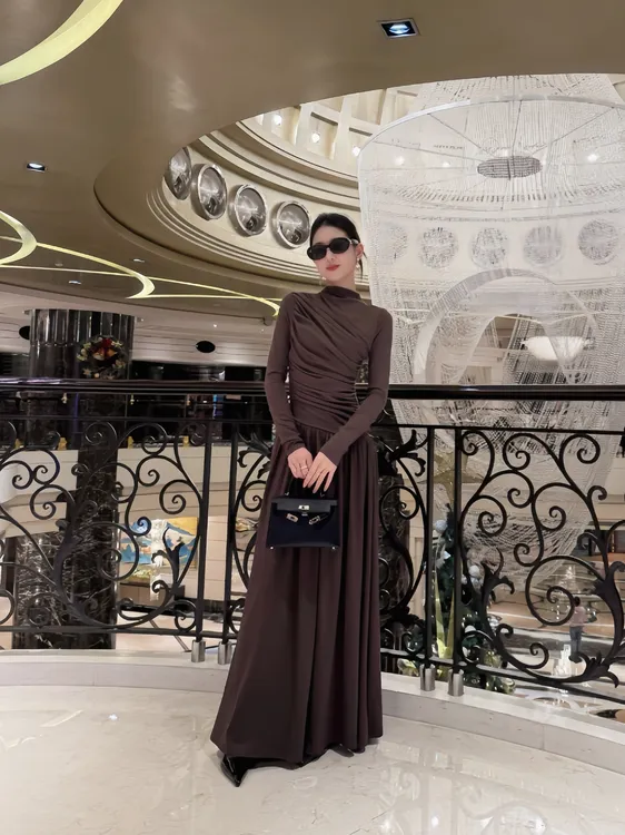 秋冬法式复古老钱风连衣裙女设计感褶皱收腰高弹力内搭打底长裙