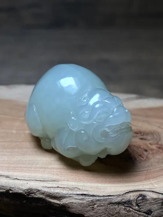 和田白玉《貔貅》吊坠 尺寸：36.3/25.1/24.2mm 重量：30.8g