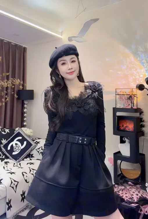 L.X~独特时尚重工气质花朵羽毛加绒修身长袖打底衫7056