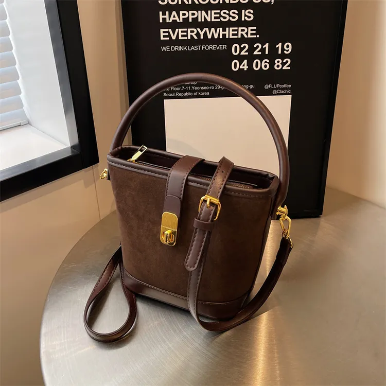 今年流行小包包女2026新款秋冬女士斜挎包高级感大容量手提水桶包