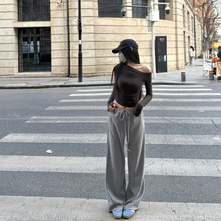 2025年春季新款洋气百搭气质网红炸街斜肩上衣修身显瘦直筒卫裤女