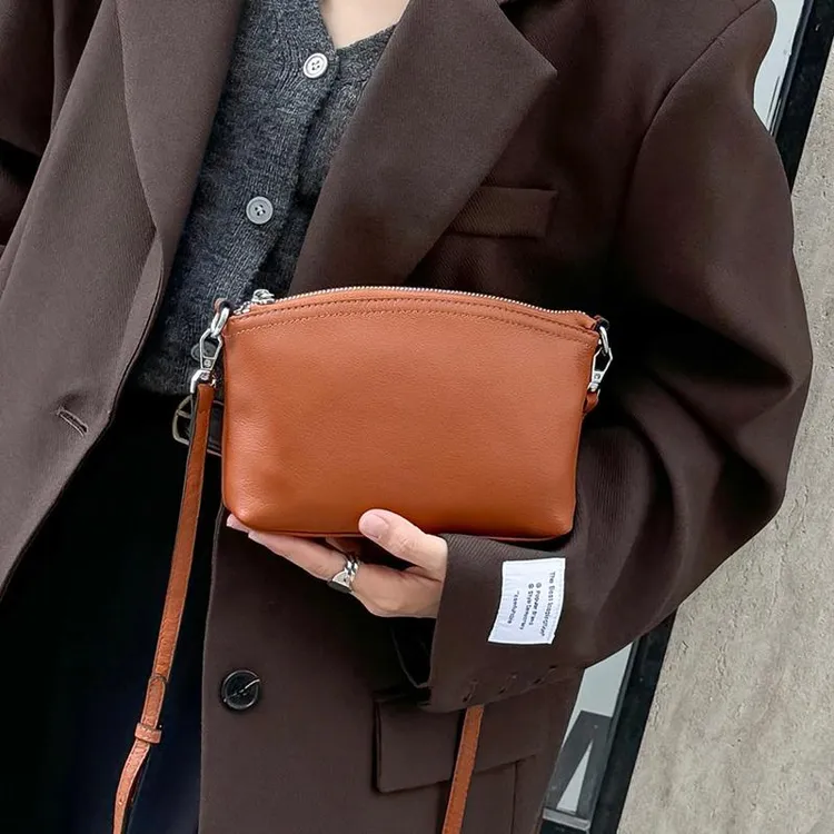真皮小方包女2025新款头层牛皮贝壳包轻便百搭手机包软皮斜挎小包