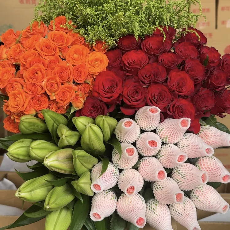 红玫瑰+粉玫瑰+香水百合+多头玫瑰+配草+营养液2包