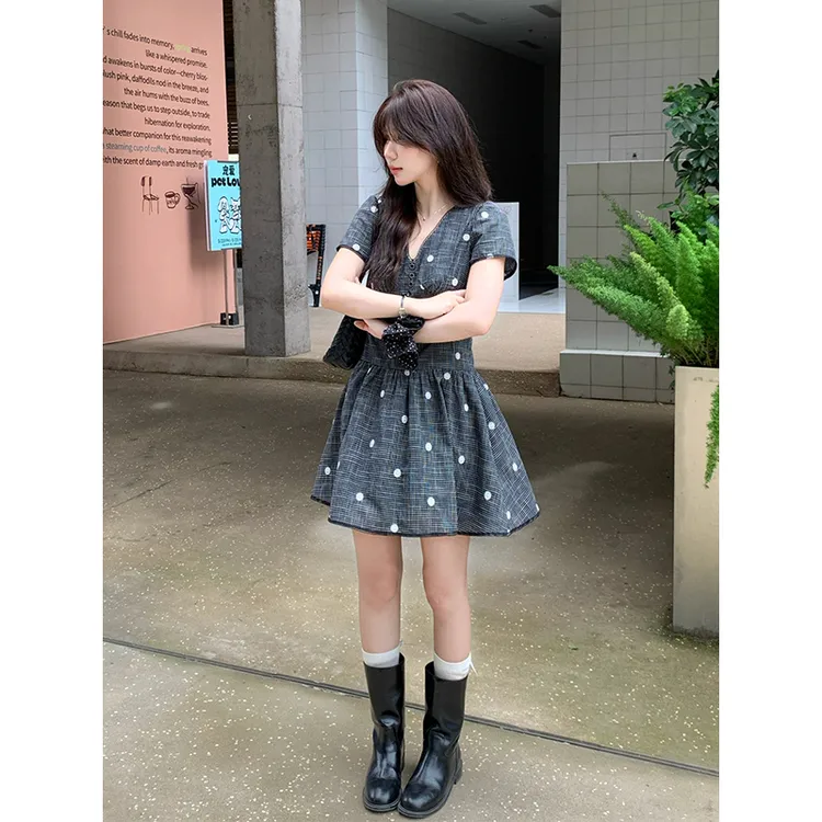 韩版简约泡泡袖波点连衣裙女2025年新款收腰褶皱V领显瘦短裙裙子