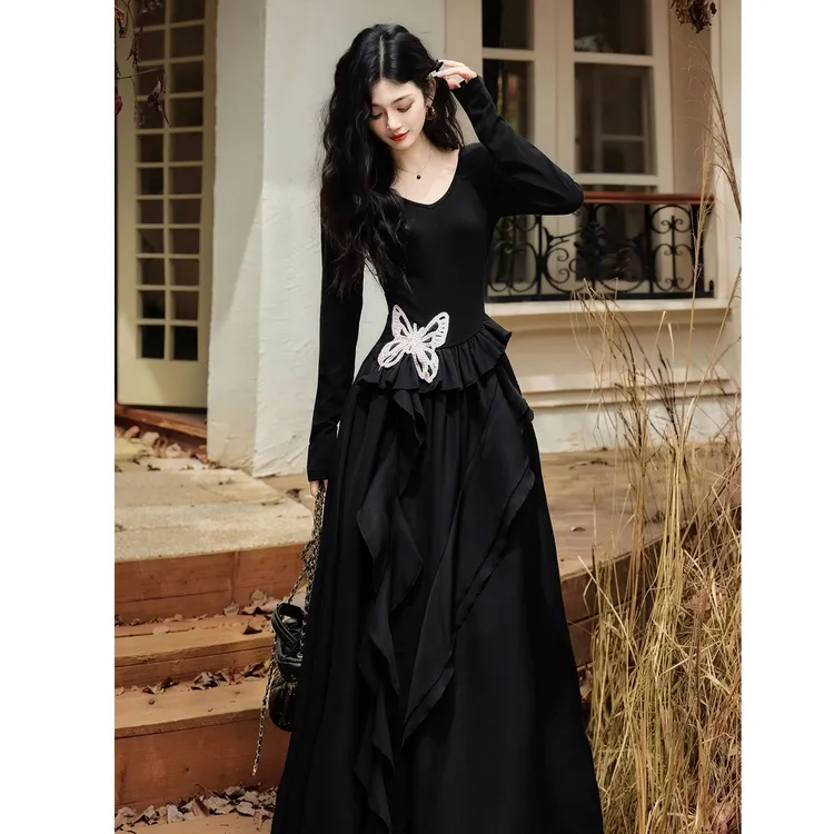 法式赫本风黑色针织连衣裙女2025秋冬不规则长裙打底内搭小黑裙