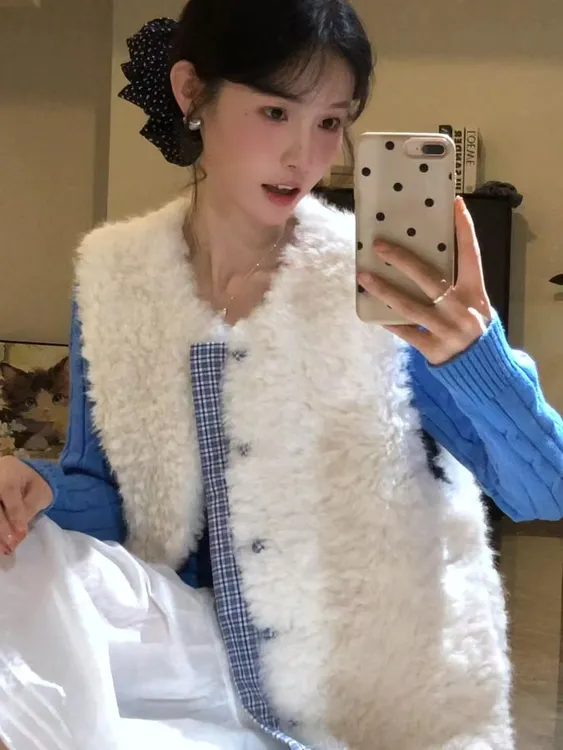 2025新款超火珍珠白拼色蓝格子马甲女秋冬季朵朵羊羔毛绒休闲背心
