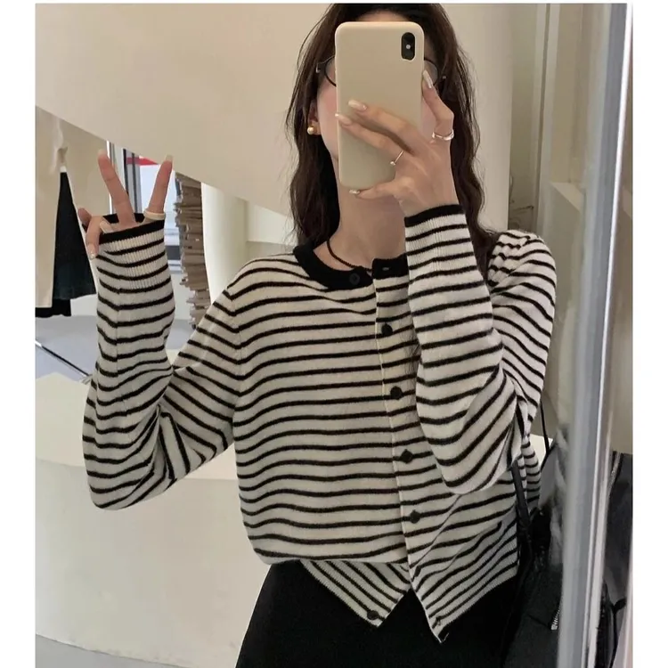 韩系高级感黑白条纹针织开衫女春秋针织衫内搭打底正肩收腰短上衣