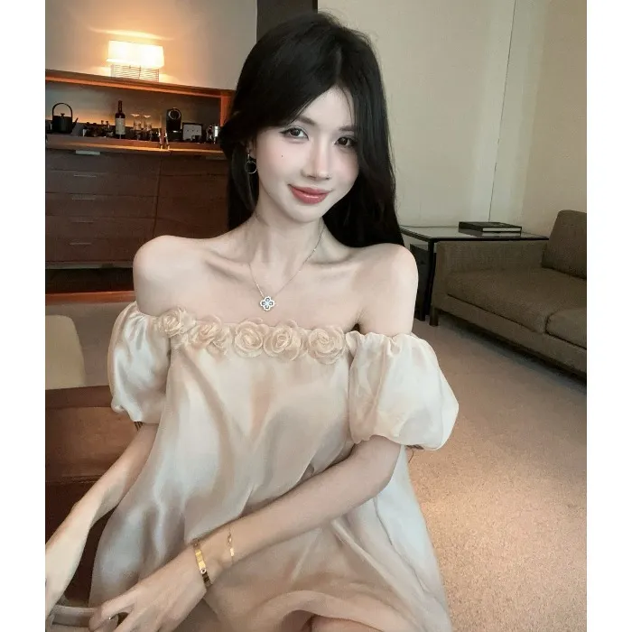 一字肩泡泡袖花朵缎面衬衫女夏季纯欲露肩上衣独特绝美法式娃娃衫