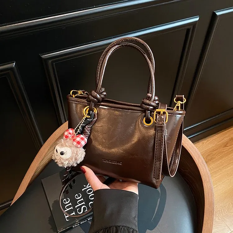 秋冬新款小包包女2025时尚手提水桶包复古质感洋气通勤爆款斜挎包