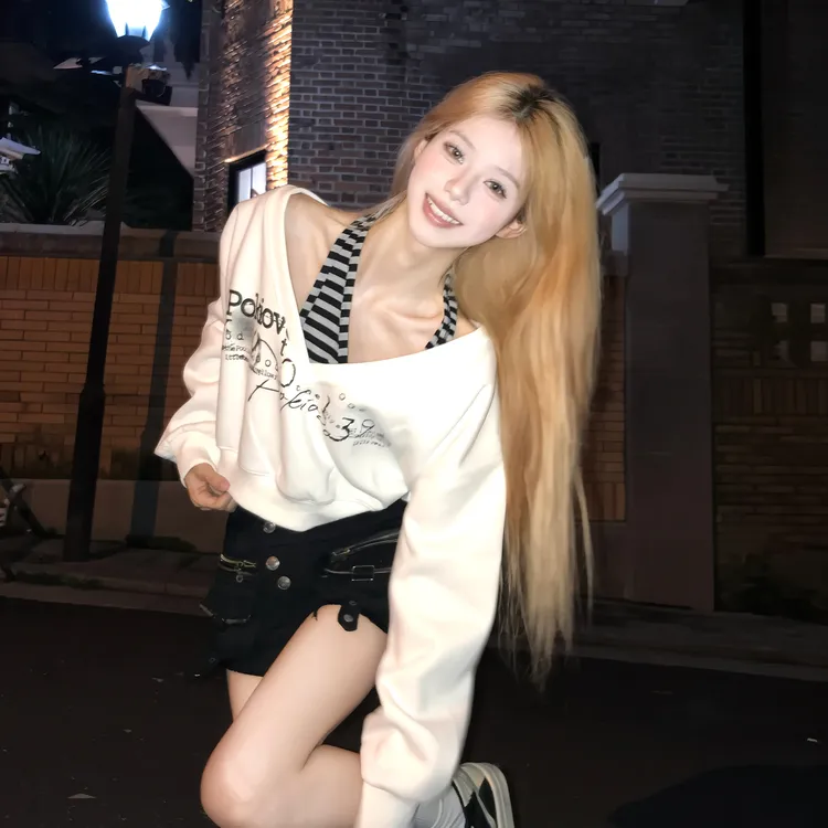 Holocene美式条纹挂脖斜肩短款显瘦卫衣女设计感假两件V领上衣