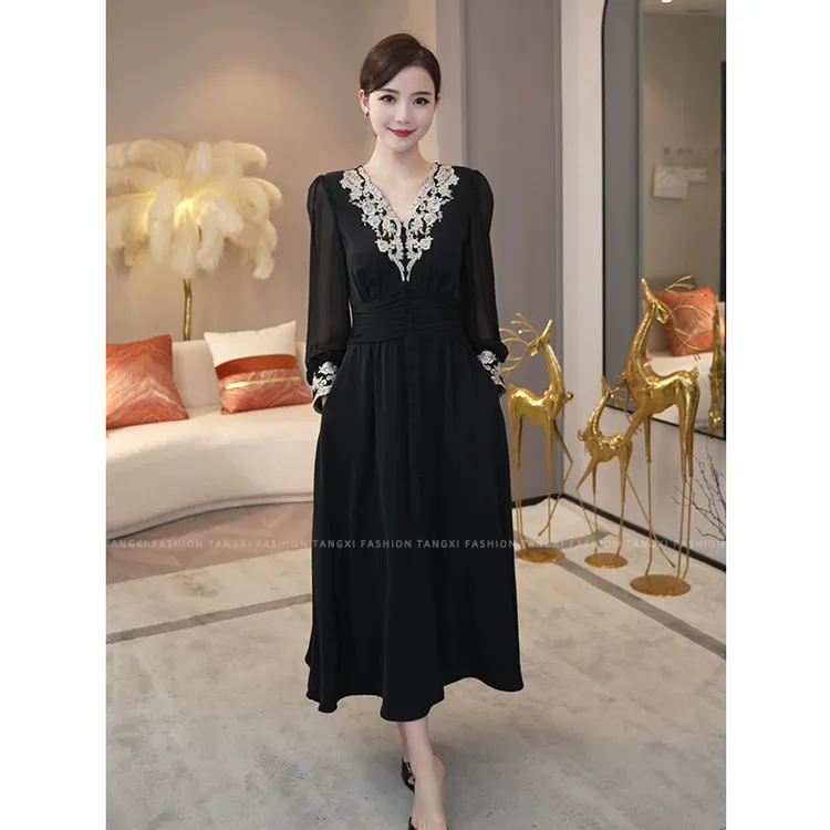 现货2025年早秋季新款【6521】轻奢法式时尚收腰黑色V领连衣裙子女