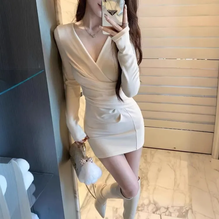 法式纯欲修身V领打底连衣裙女春秋季设计感小众收腰气质包臀短裙