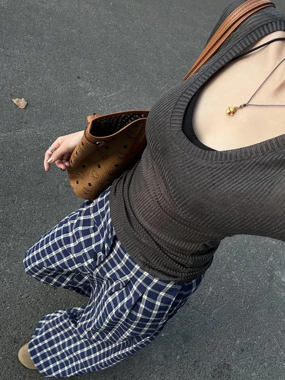 黑色网纱V领针织罩衫女夏季微透紧身内搭打底衫疏离感长袖T恤上衣