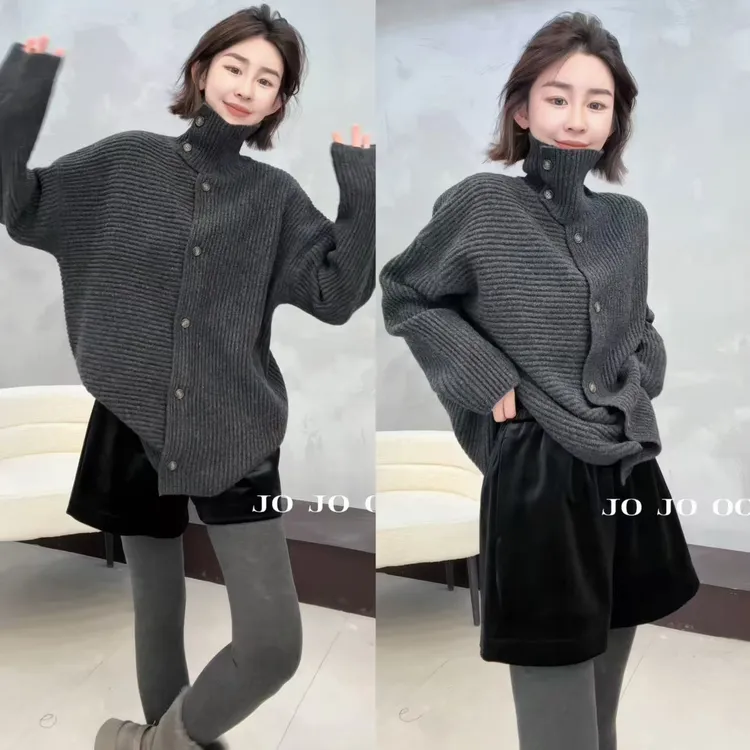 玖了个玖 2025冬款 极简百搭两粒扣高领坑条毛衣开衫 2511C8216