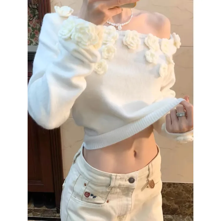法式白色立体花朵斜肩毛衣女装秋季设计感小众露肩针织衫短款上衣