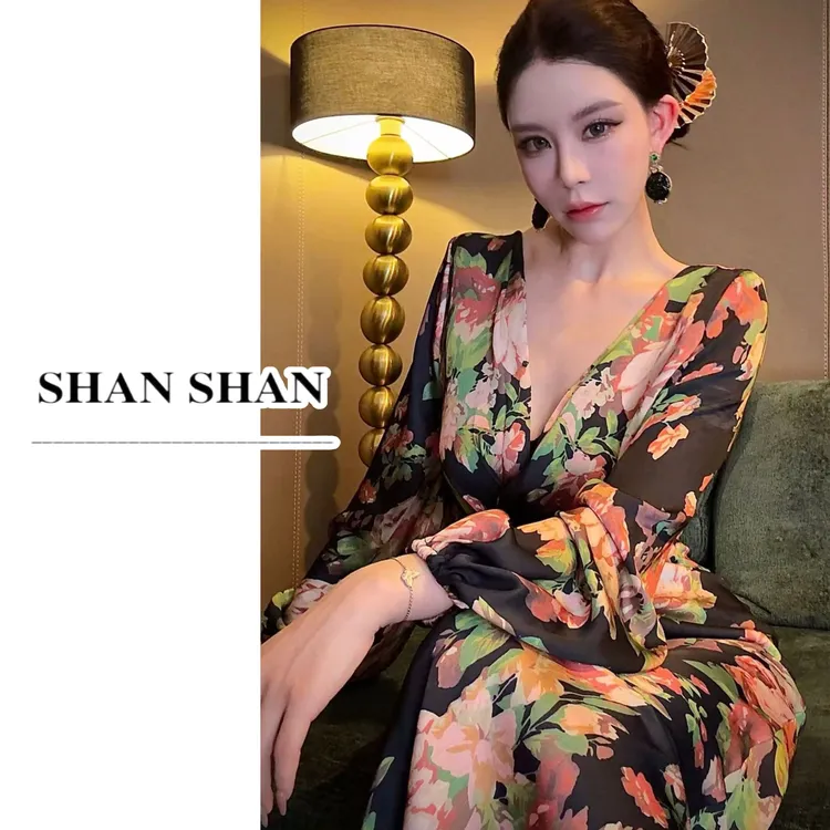 SS 姗姗.秋季新款百搭鱼尾修身V领印花系带连衣裙女 50775228-686
