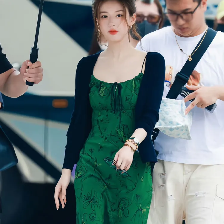 赵露思同款绿色吊带碎花连衣裙女2025春夏韩系氛围感穿搭套装长裙