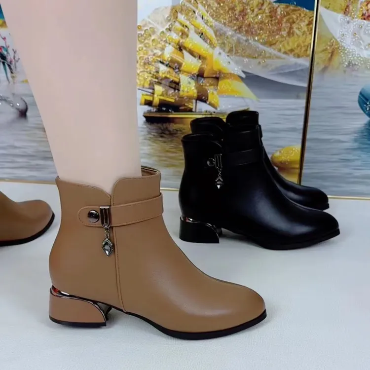 新款2公分舒适百搭显瘦秋冬季时尚女士短靴加绒保暖低跟妈妈靴