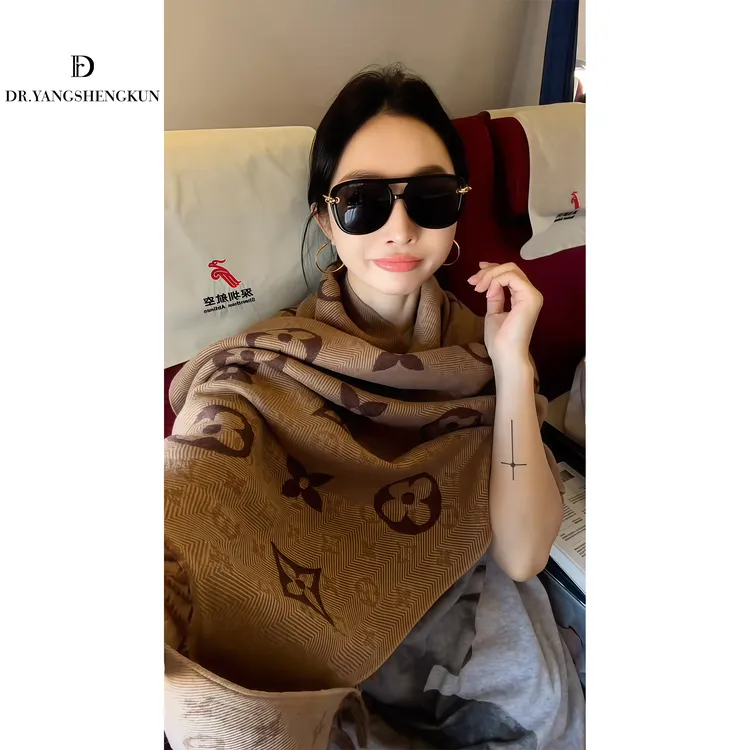 【哈迷专属】2025新品双面提花高级感老花披肩保暖围巾S82592945