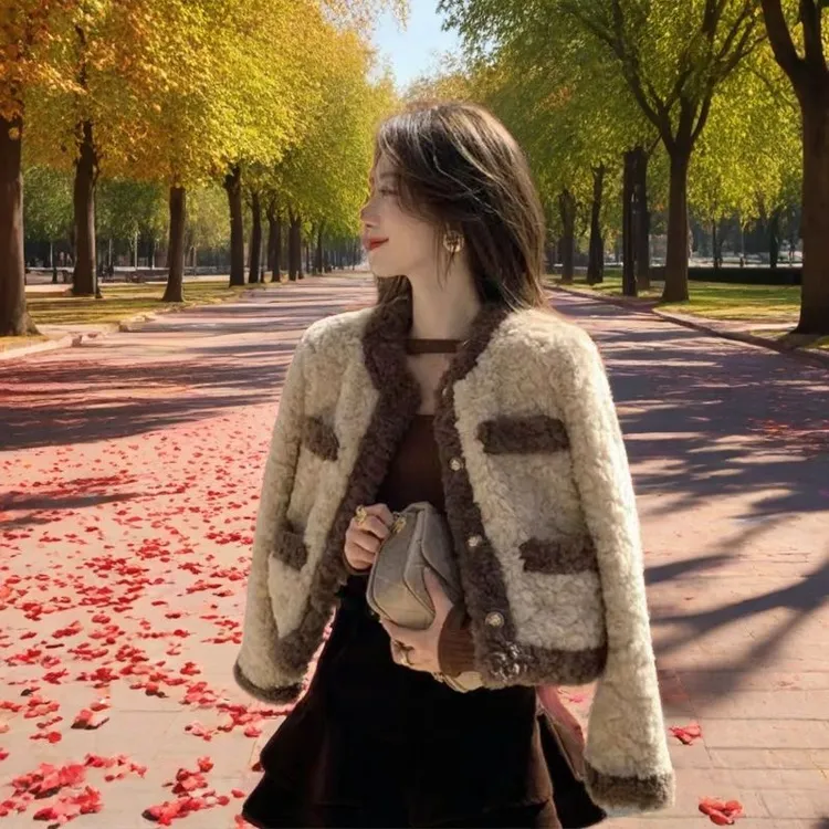 短款宽松型圆领女冬季网红长袖拼接宽松短外套小香风气质加厚百搭