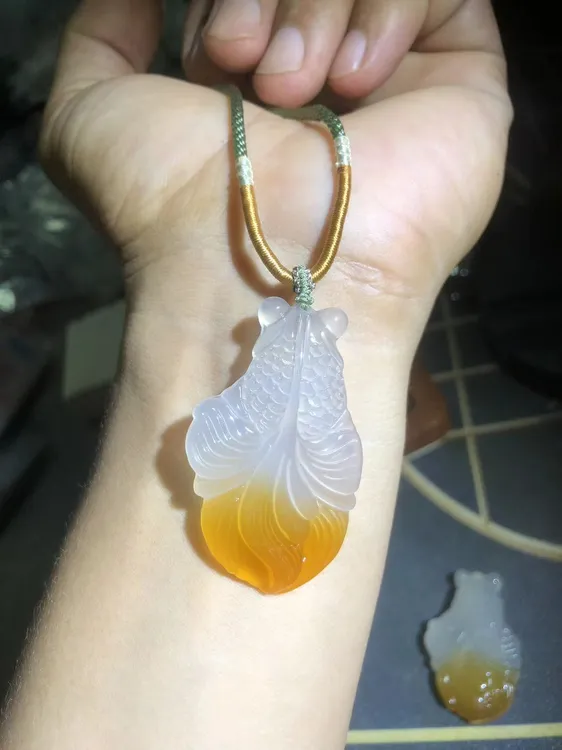 高品质天然玛瑙玉髓锦鲤吊坠男女同款吉祥饰品俏色玉石多样性发货