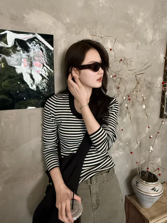 2025春季新款韩系显瘦高级设计感U领条纹针织衫复古直筒牛仔裤