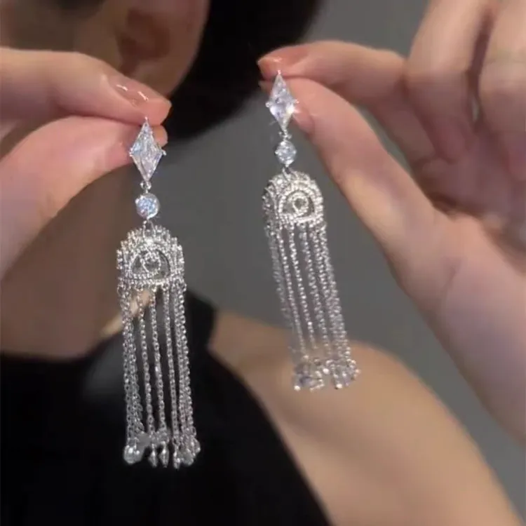 冷性风镶钻灯笼流苏长款耳环女宫廷风银针耳饰高级感爆款小众耳饰