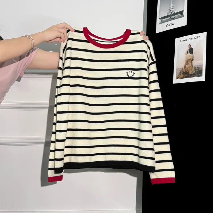 撞色圆领慵懒风宽松内搭上衣2025秋冬新款笑脸刺绣正肩针织衫女