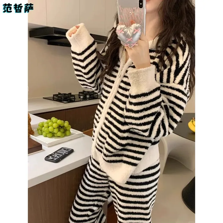 2025新款珊瑚绒条纹睡衣女秋冬季天半边绒加绒加厚家居服连帽套装