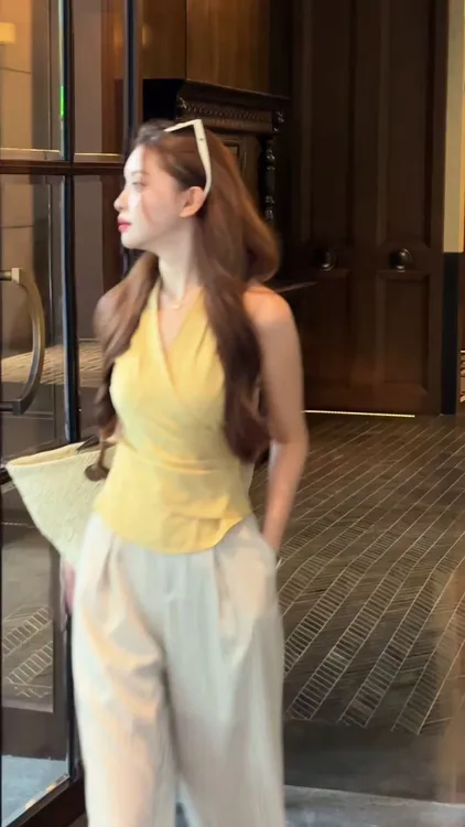 V领交叉系带收腰无袖上衣2025夏季新款韩版气质高级感别致上衣女