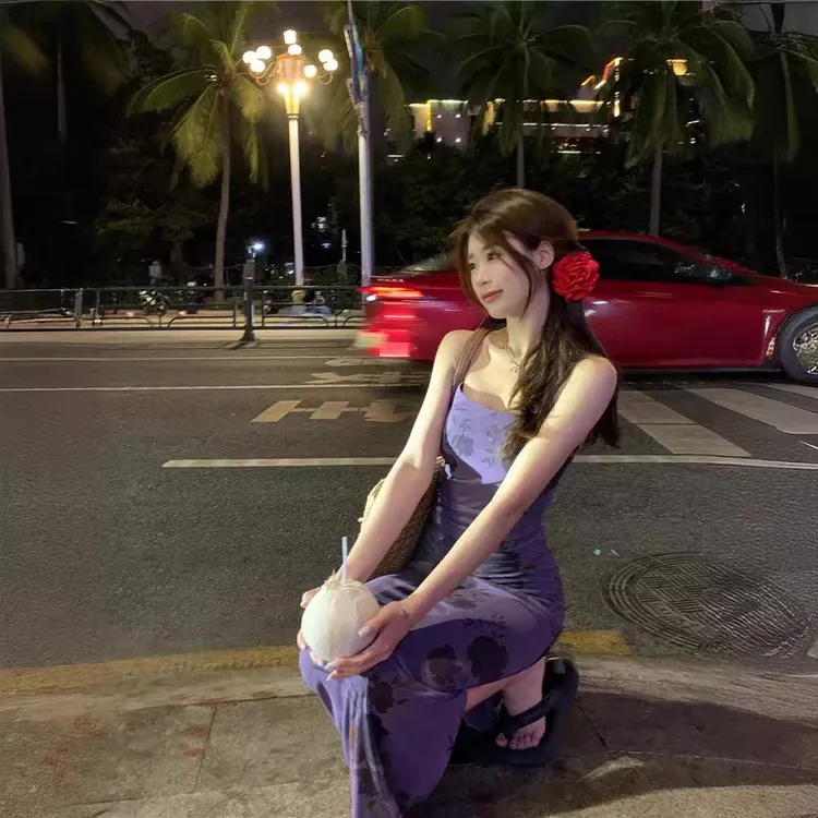 茶歇法式紫色吊带碎花连衣裙子女夏季2024新款高级感气质收腰长裙