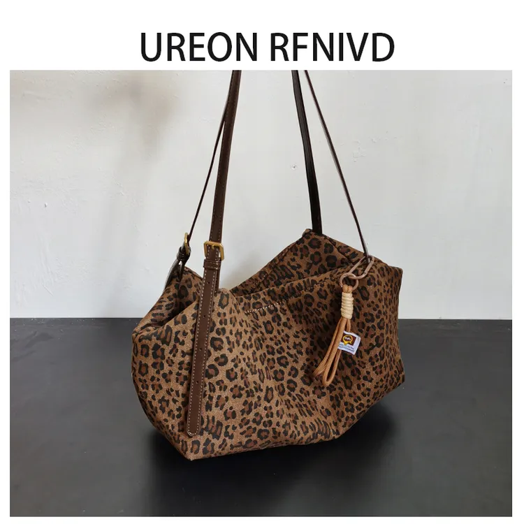 大容量豹纹托特包今年流行大容量枕头包女2024秋冬新款百搭斜挎包