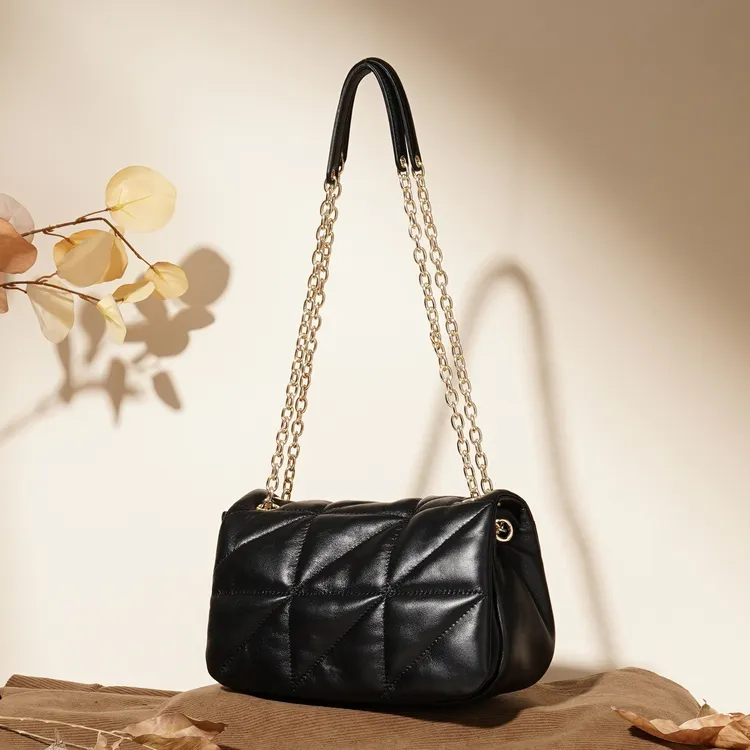 岩牛2025新款手提款黑色斜挎包头层羊皮链条包YN3676