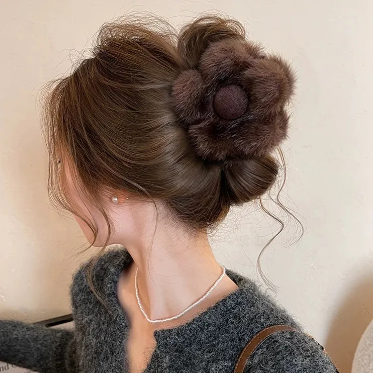 美拉德毛绒花朵抓夹女气质百搭鲨鱼夹2025新款高级感盘发夹发饰秋