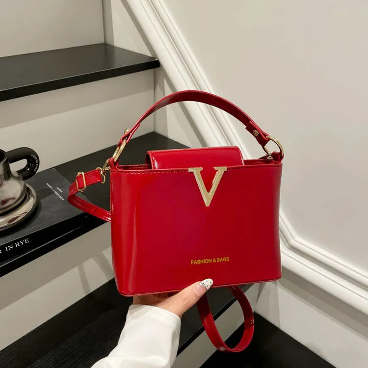 新款简约手提时尚百搭韩版休闲小众洋气单肩斜挎潮流水桶女士包包