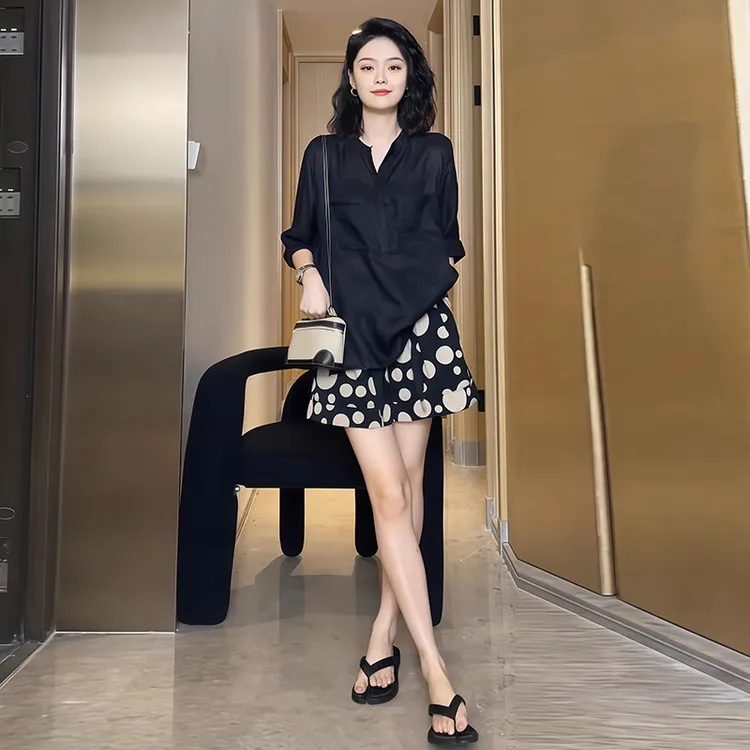 夏装搭配一整套时尚简约设计感薄款短袖t恤女高腰波点A字显瘦短裤