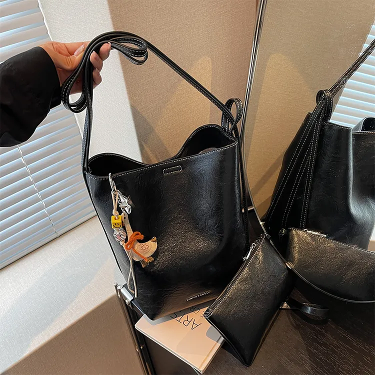 艾米兔女包2025新款时尚质感百搭纯色洋气通勤单肩斜挎双肩水桶包