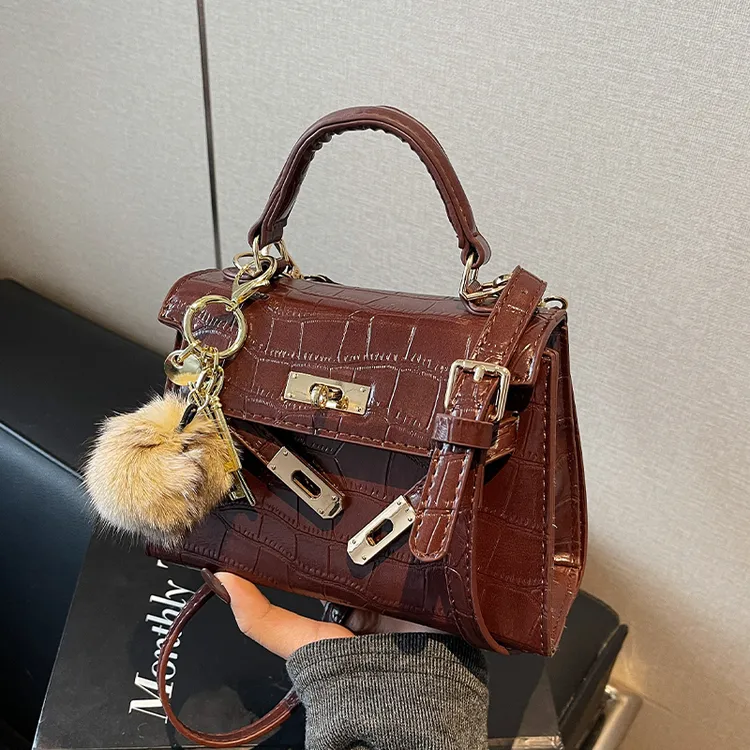 外出小拎包包女2024新款斜挎小方包高级感石头纹单肩包通勤凯莉包