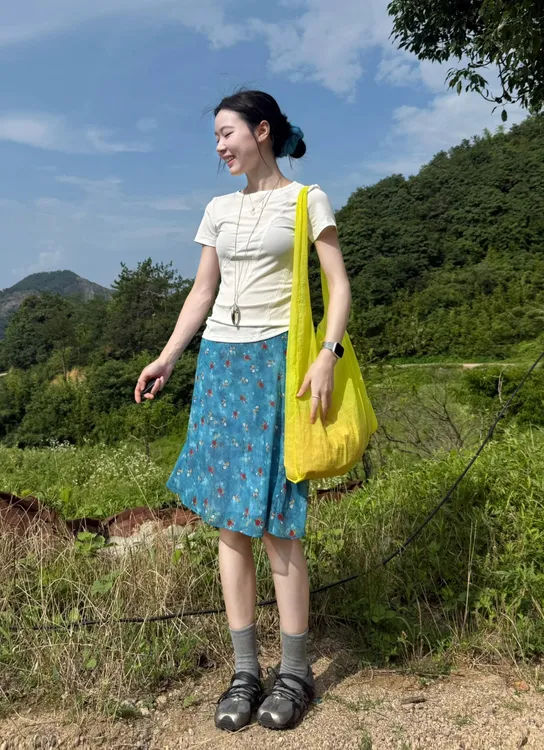 2025夏季新款一整套穿搭气质白色短袖T袖上衣蓝色碎花半身裙套装