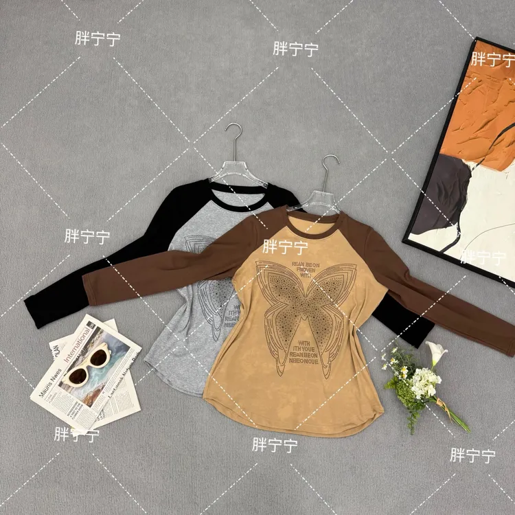 “翩翩起舞”拼接插肩修荣重工蝴蝶钻T恤（衣长66左右）