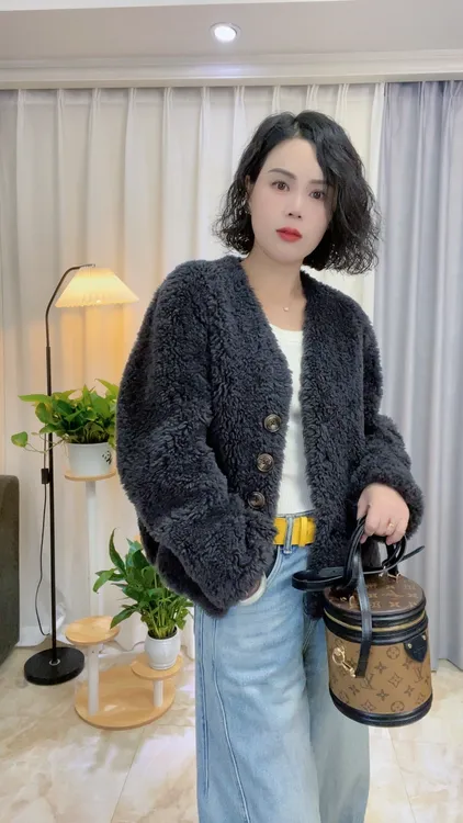 2025新款V领网红时尚加厚百搭洋气女士冬季100%全羊毛短款外套