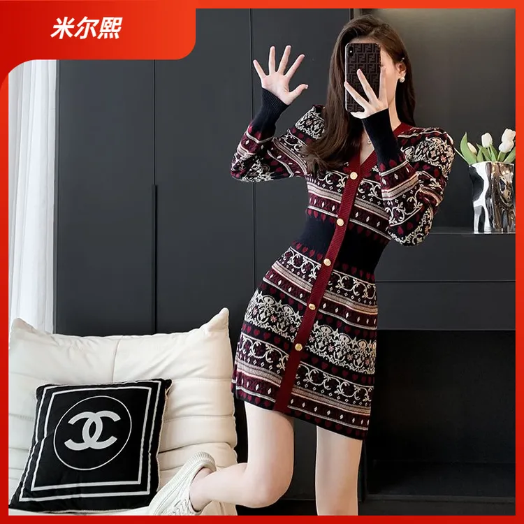 lll2024秋装领小香风长袖修身条纹配大衣打底设计感女秋冬感连衣l