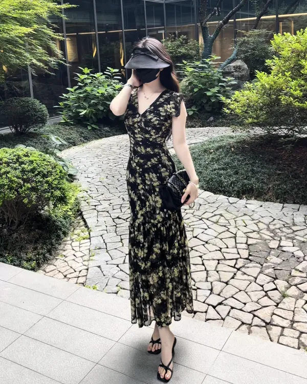 法式复古碎花小飞袖收腰V领连衣长裙气质显瘦可甜可盐