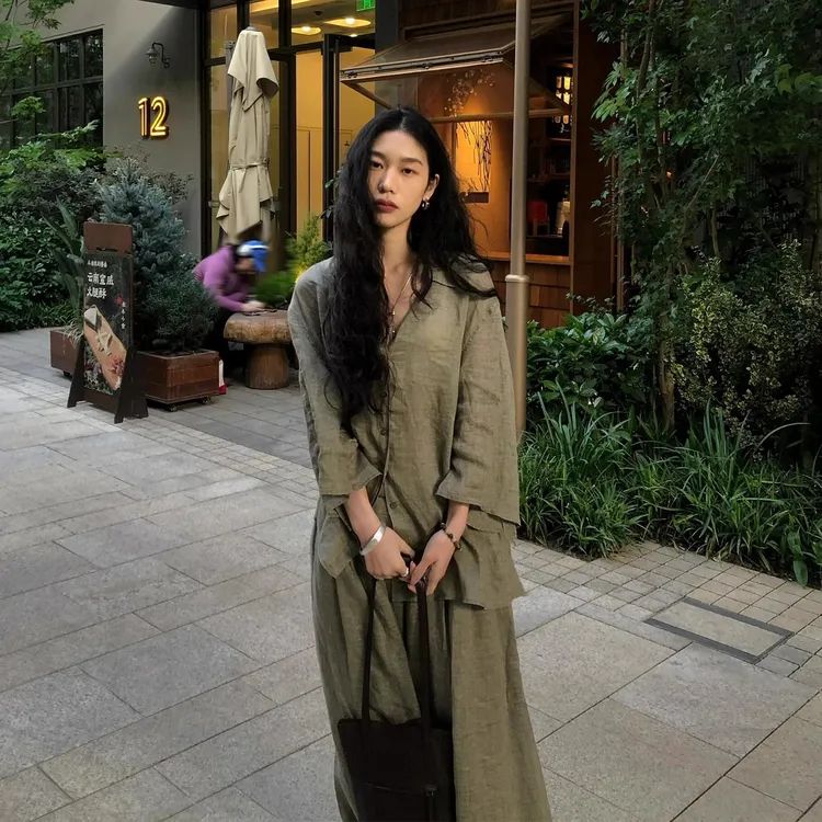 淡人松弛感草木绿亚麻套装女夏季复古文艺知性棉麻衬衫长裤两件套