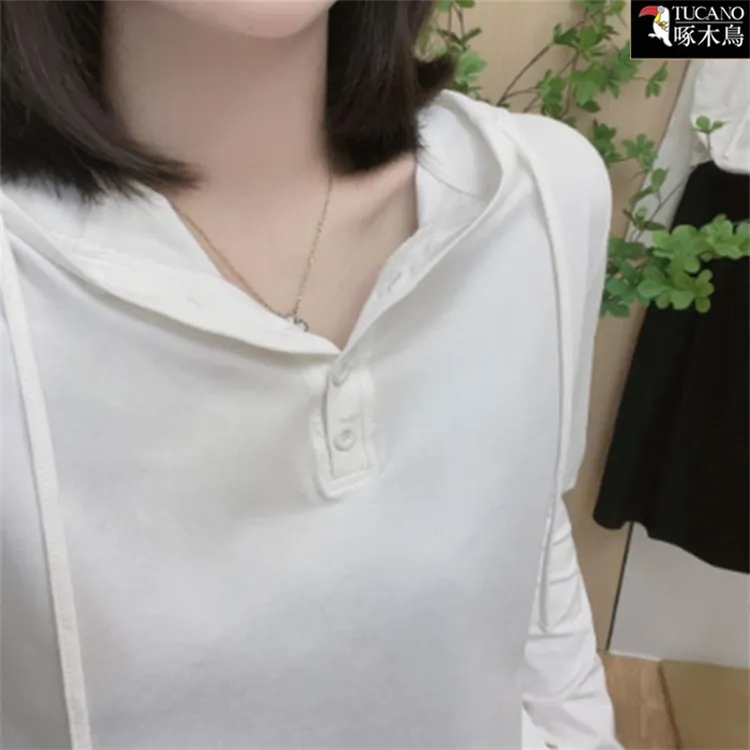 啄木鸟秋季简约纯色纽扣连帽上衣女新款洋气减龄遮肉显瘦长袖T恤