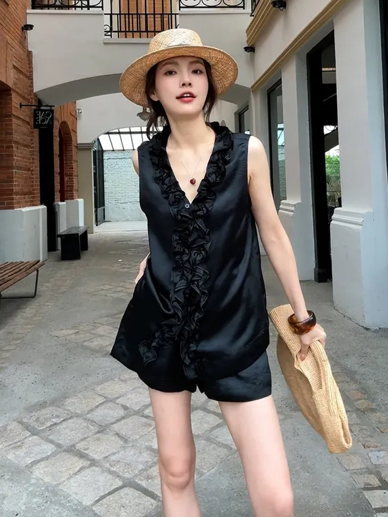 夏季搭配一整套干练气质高级感黑色缎面V领木耳边上衣短裤套装女