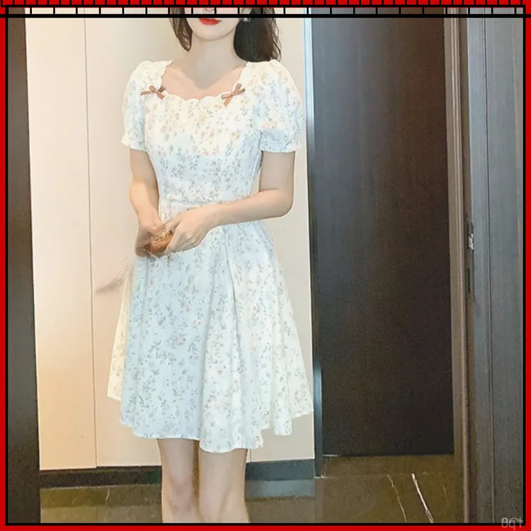 2025新款显瘦裙子碎花裙A字连衣裙短款洋气小个子方口领法式复古