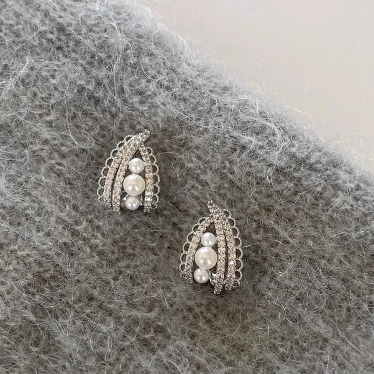 铜合金耳饰 芭蕾风珠珠耳钉2025新款法式复古高级感耳环独特耳饰