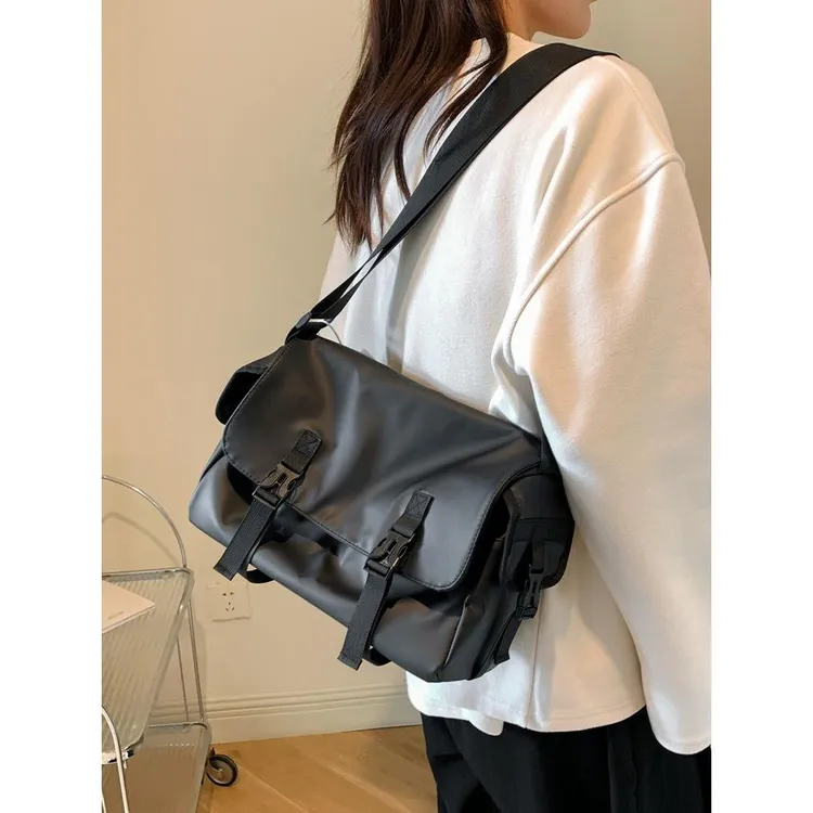 大容量防水牛津布包包女2024新款潮韩版休闲单肩包通勤斜挎邮差包