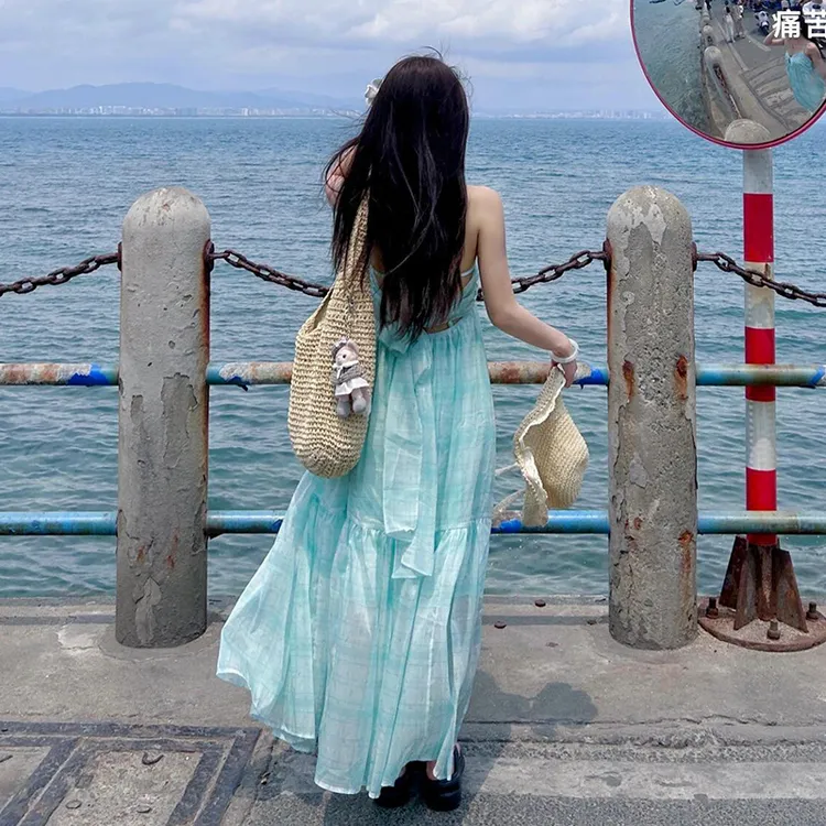 海边度假风蓝色挂脖吊带连衣裙子女夏季2025新款法式气质露背长裙